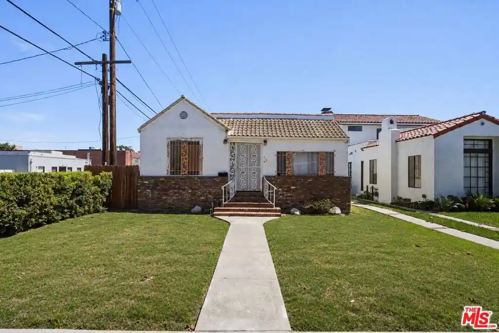 Photo 1 of Single family home for sale at 418 S La Peer Dr, Beverly Hills, CA 90211 | MLS# 26920901 | Listing updated on 2026-10-15
