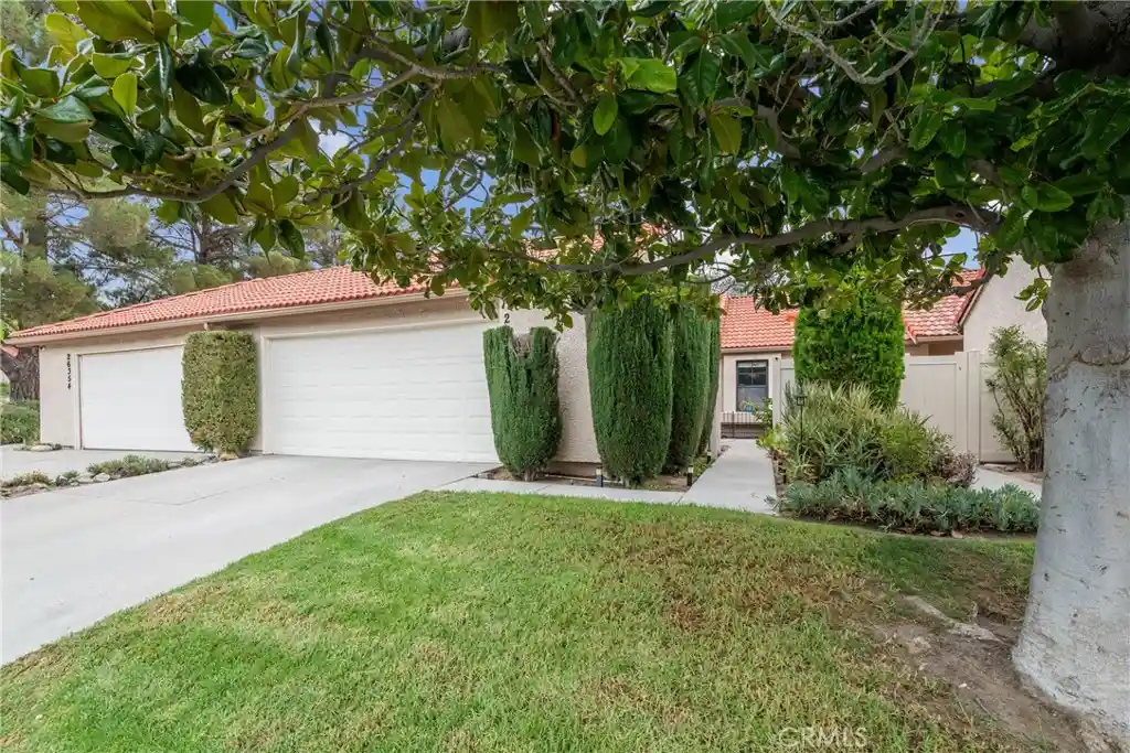 Townhouse for sale at 26352 Rainbow Glen, Newhall, CA 91321 | MLS# SR26188085