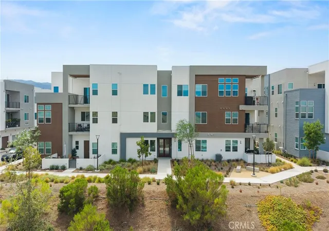 Listing Photo 3 - Condo for sale in building located at 27212 Diamond Peak Ln, Stevenson Ranch, CA 91381 - Unit #203