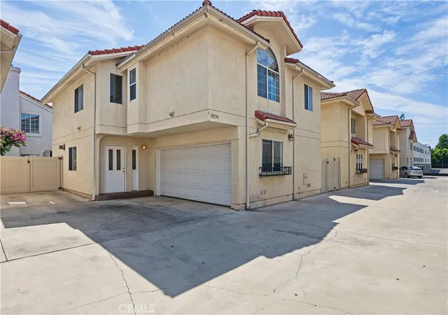 Photo 3 of Sale Pending at 18334 Keswick St, Reseda, CA 91335 | MLS# SR26189052 | Listing updated on 2026-10-09