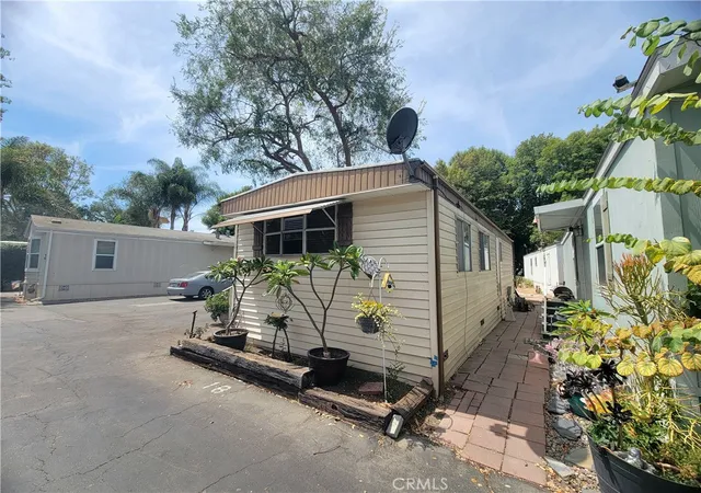 Photo 2 of Manufactured home for sale at 300 E Arbor St #18, Long Beach, CA 90805 | MLS# SB26191027 | Listing updated on 2026-09-21