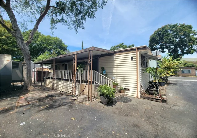 Photo 3 of Manufactured home for sale at 300 E Arbor St #18, Long Beach, CA 90805 | MLS# SB26191027 | Listing updated on 2026-09-21