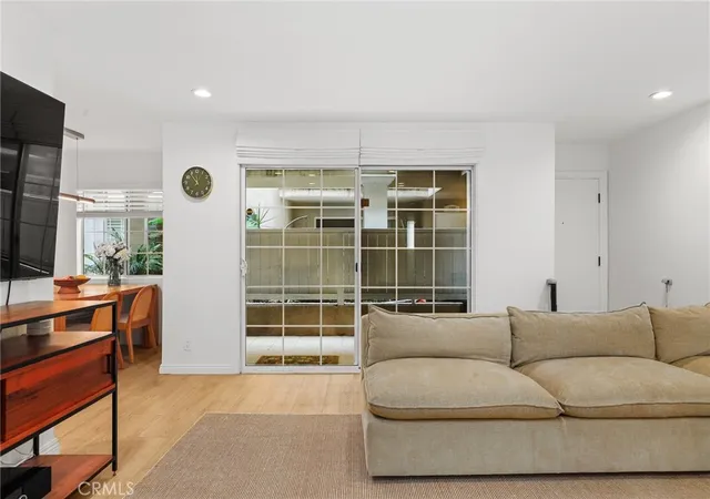 Listing Photo 2 - Condo for sale in building located at 1228 14Th St, Santa Monica, CA 90404 - Unit #103