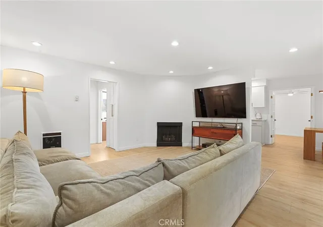 Listing Photo 3 - Condo for sale in building located at 1228 14Th St, Santa Monica, CA 90404 - Unit #103