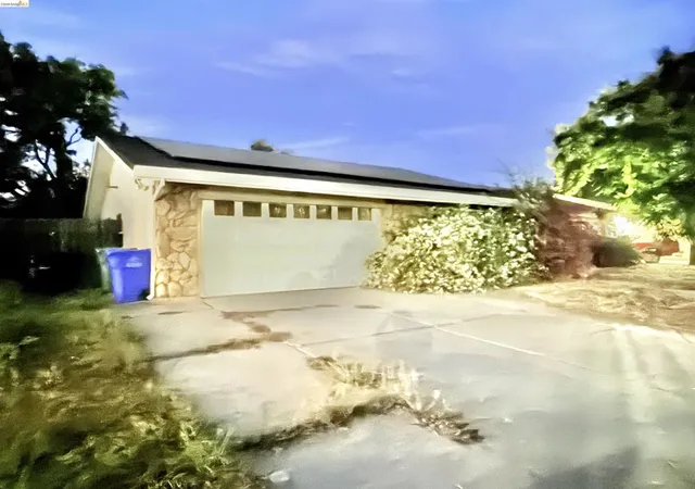 Photo 1 of Single family home for sale at 8721 Valley Oak Ln, Elk Grove, CA 95624 | MLS# 41146777 | Listing updated on 2026-09-07
