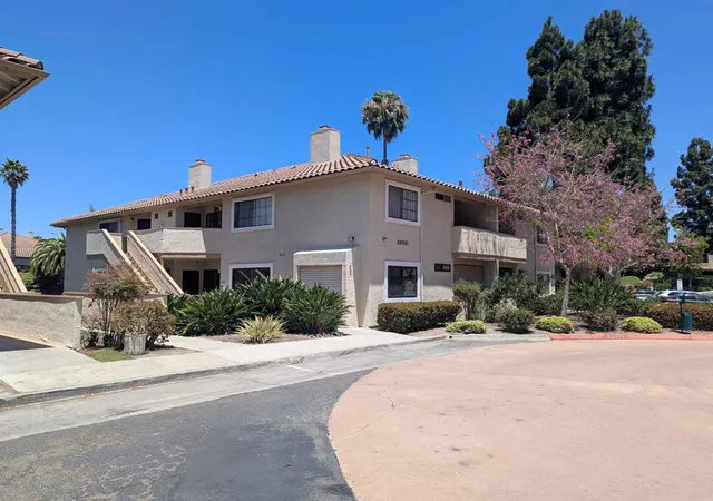 Listing Photo 2 - Condo for sale in building located at 3525 Paseo De Elenita, Oceanside, CA 92056 - Unit #171