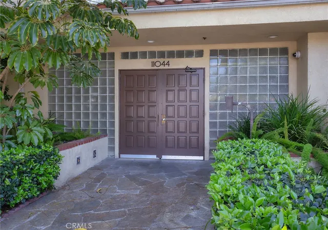 Photo 3 of Townhouse for sale at 11044 Acama St #302, North Hollywood, CA 91602 | MLS# BB26190584 | Listing updated on 2026-10-02