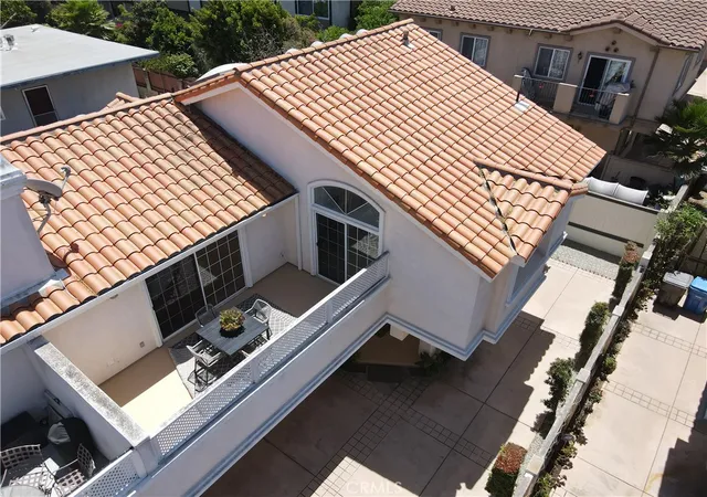 Photo 2 of Townhouse for sale at 2514 Vanderbilt Ln #C, Redondo Beach, CA 90278 | MLS# SB26190925 | Listing updated on 2026-10-01