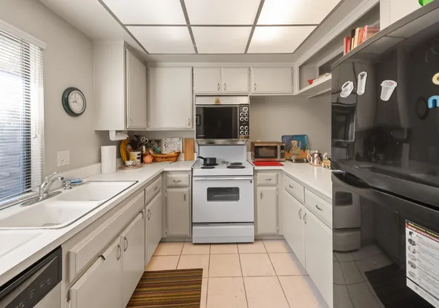 Listing Photo 5 - Condo for sale in building located at 2367 Miramonte Cir W, Palm Springs, CA 92264 - Unit #C
