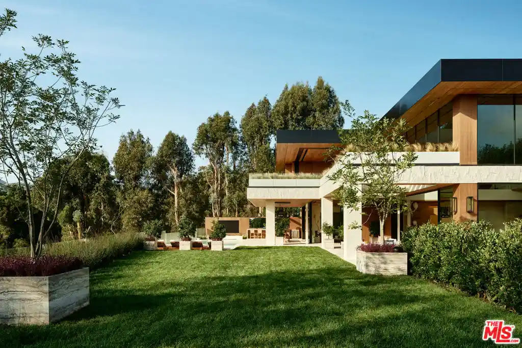 Photo 1 of Mansion for sale at 401 N Tigertail Rd, Los Angeles, CA 90049 | MLS# 26930565 | Listing updated on 2026-10-19