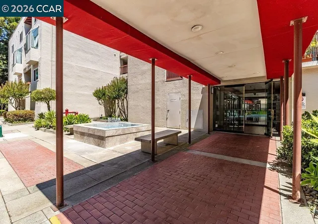 Listing Photo 3 - Condo for sale in building located at 3173 Wayside Plz, Walnut Creek, CA 94597 - Unit #301