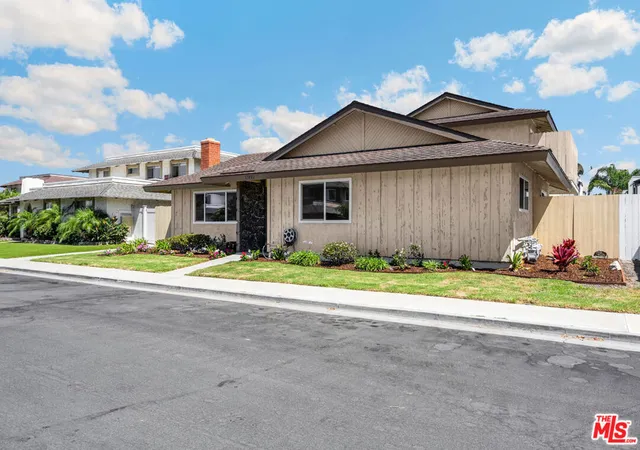 Photo 3 of Multi family home for sale at 17082 Evergreen Cir, Huntington Beach, CA 92647 | MLS# 26934293 | Listing updated on 2026-09-13