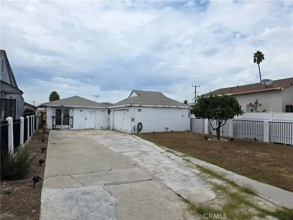 Single family home for sale at 10613 S Felton Ave, Inglewood, CA 90304 | MLS# SB26191925