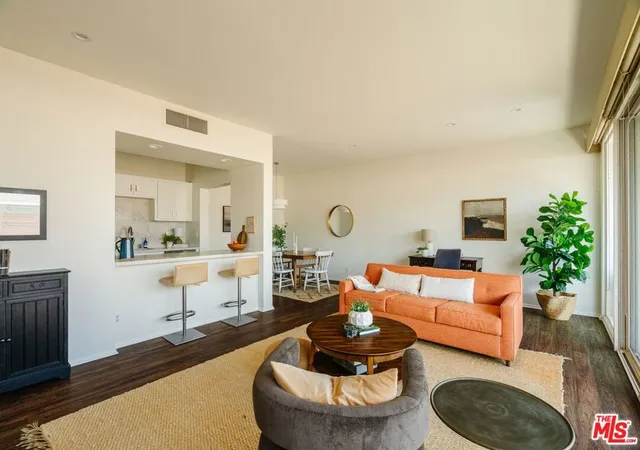 Listing Photo 4 - Condo for sale in building located at 960 San Pasqual St, Pasadena, CA 91106 - Unit #203