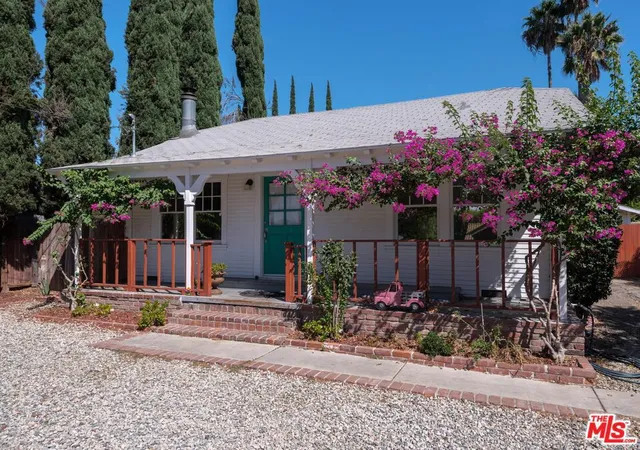 Photo 2 of Sale Pending at 20911 Vose St, Canoga Park, CA 91303 | MLS# 26942953 | Listing updated on 2026-09-17