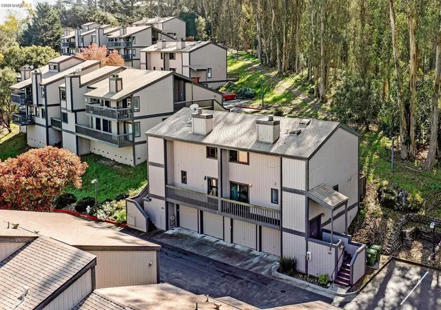 Photo 2 of Townhouse for sale at 407 Vista Hts Rd, El Cerrito, CA 94530 | MLS# 41146937 | Listing updated on 2026-09-13