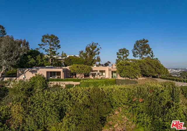 Photo 3 of Single family home for sale at 1016 N Hillcrest Rd, Beverly Hills, CA 90210 | MLS# 26895913 | Listing updated on 2026-09-28