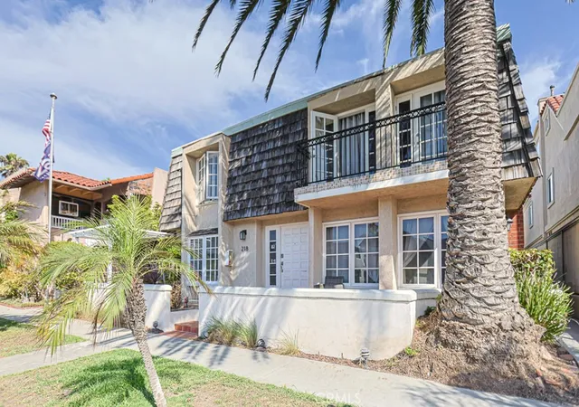 Listing Photo 4 - Condo for sale in building located at 218 16th, Huntington Beach, CA 92648 - Unit #A