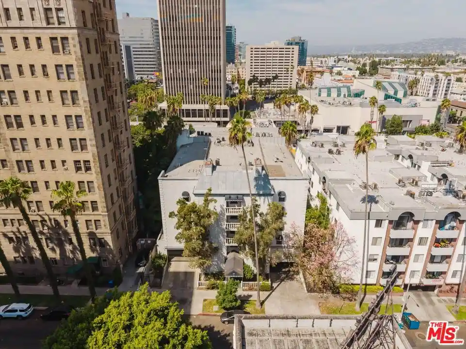 Listing Photo 1 - Condo for sale in 631 S Kenmore Ave located at 631 S Kenmore Ave, Los Angeles, CA 90005 - Unit #303