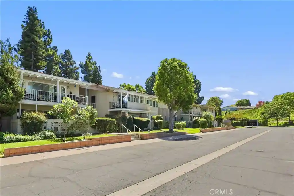 Listing Photo 2 - Condo for sale in 36 Calle Aragon located at 36 Calle Aragon, Laguna Woods, CA 92637 - Unit 36 Calle Aragon