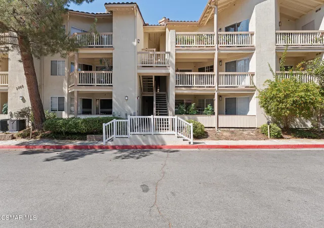 Listing Photo 4 - Condo for sale in building located at 5728 Oak Bend Ln, Oak Park, CA 91377 - Unit #208