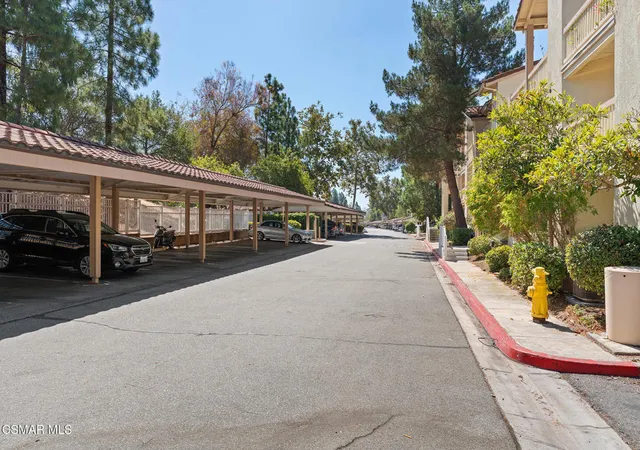 Listing Photo 5 - Condo for sale in building located at 5728 Oak Bend Ln, Oak Park, CA 91377 - Unit #208