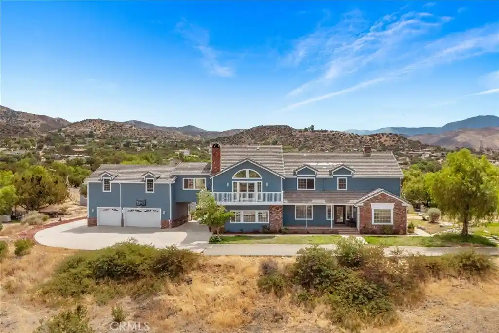 Single family home for sale at 33247 Escondido Dr, Santa Clarita, CA 91390 | MLS# SR26192944