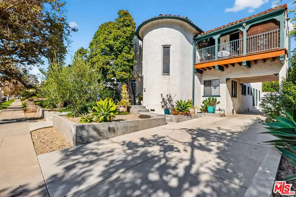 Listing Photo 1 - Condo for sale in 420 N Orange Dr located at 420 N Orange Dr, Los Angeles, CA 90036 - Unit 420 N Orange Dr
