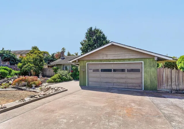 Photo 3 of Sale Pending at 25 Brook Ct, Watsonville, CA 95076 | MLS# ML82059982 | Listing updated on 2026-10-09