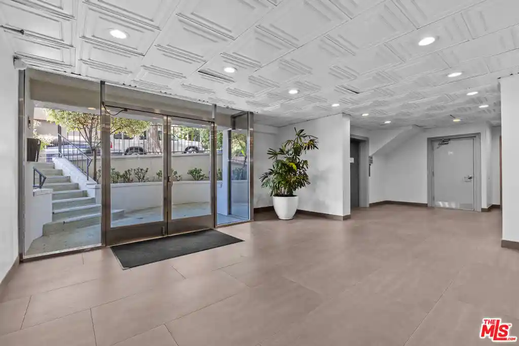 Listing Photo 1 - Condo for sale in 960 Larrabee St located at 960 Larrabee St, West Hollywood, CA 90069 - Unit #328