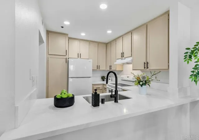 Listing Photo 2 - Condo for sale in building located at 5980 Dandridge Ln, San Diego, CA 92115 - Unit #225