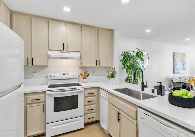 Listing Photo 4 - Condo for sale in building located at 5980 Dandridge Ln, San Diego, CA 92115 - Unit #225