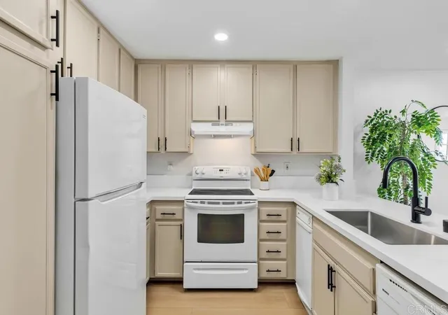 Listing Photo 5 - Condo for sale in building located at 5980 Dandridge Ln, San Diego, CA 92115 - Unit #225