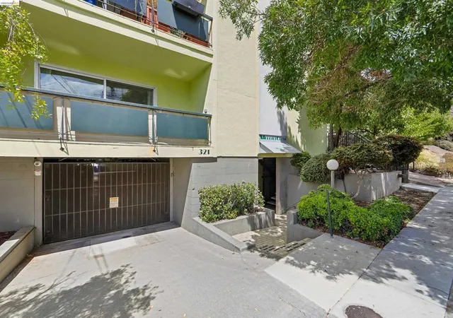 Listing Photo 3 - Condo for sale in building located at 321 Warwick Ave, Oakland, CA 94610 - Unit #303