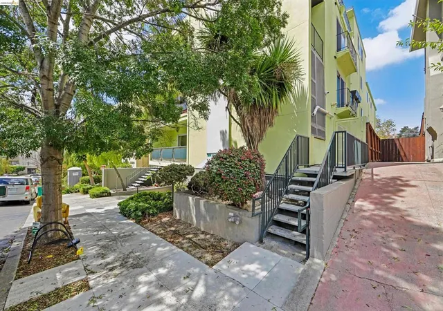 Listing Photo 4 - Condo for sale in building located at 321 Warwick Ave, Oakland, CA 94610 - Unit #303