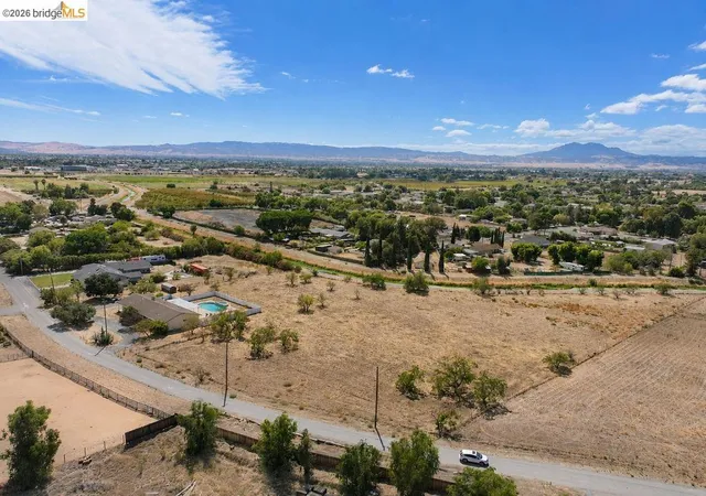 Photo 3 of Sale Pending at 3199 Crismore Dr, Oakley, CA 94561 | MLS# 41147130 | Listing updated on 2026-10-05
