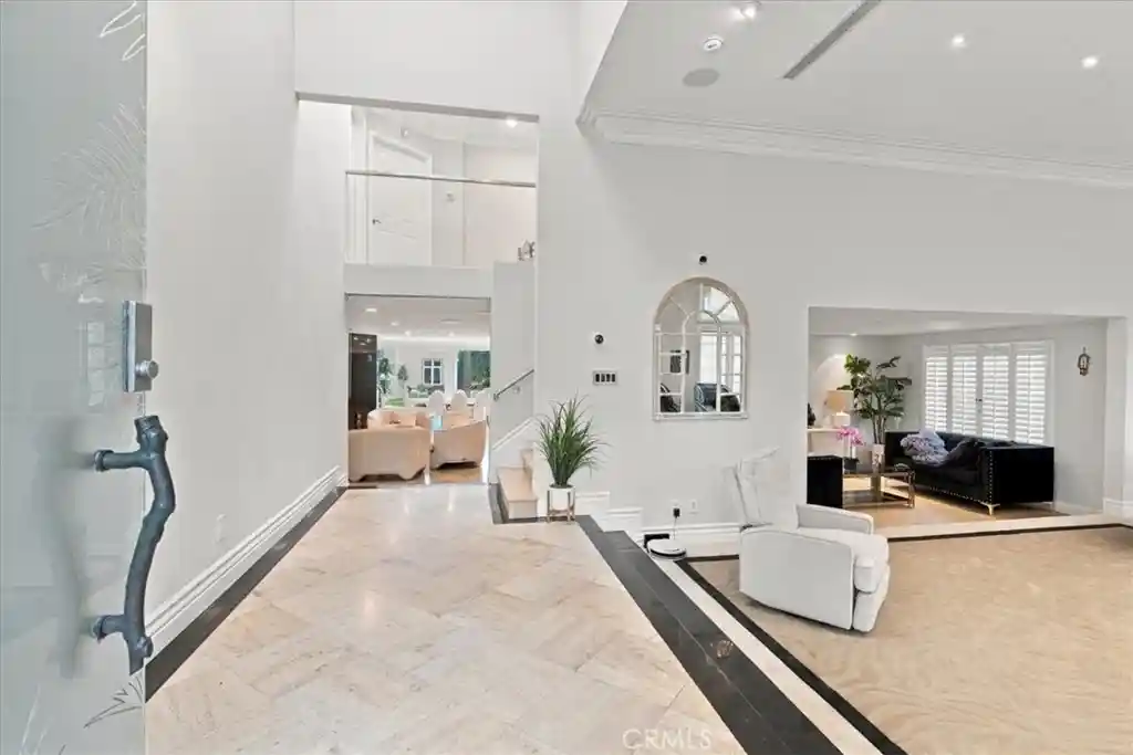 Photo 4 of Single family home for sale at 5320 Louise Ave, Encino, CA 91316 | MLS# SR26191245 | Listing updated on 2026-10-31