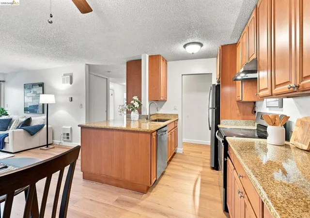 Listing Photo 5 - Condo for sale in building located at 955 Shorepoint Ct, Alameda, CA 94501 - Unit #208
