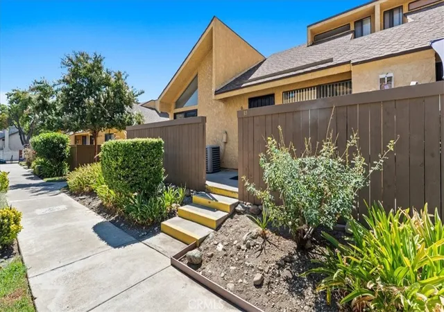 Listing Photo 3 - Condo for sale in building located at 435 W 9Th, Upland, CA 91786 - Unit #B1