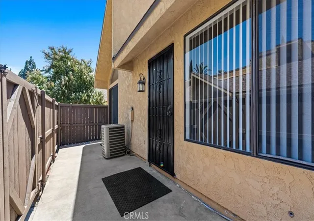Listing Photo 4 - Condo for sale in building located at 435 W 9Th, Upland, CA 91786 - Unit #B1
