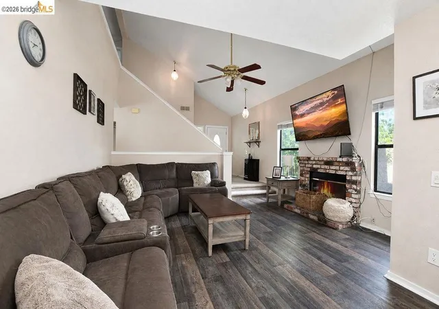 Photo 3 of Single family home for sale at 34 Nightingale Ct, Oakley, CA 94561 | MLS# 41147217 | Listing updated on 2026-10-11