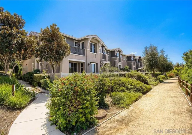 Listing Photo 4 - Condo for sale in building located at 3316 Campo Azul Ct, Carlsbad, CA 92010