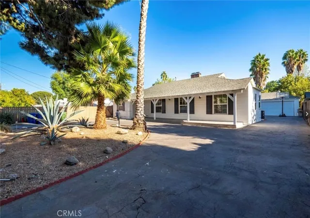Photo 2 of Sale Pending at 18942 Arminta St, Reseda, CA 91335 | MLS# SR26194557 | Listing updated on 2026-10-05