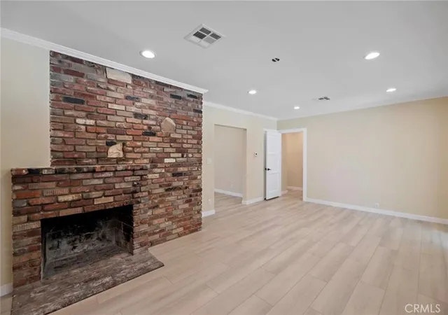 Photo 3 of Sale Pending at 18942 Arminta St, Reseda, CA 91335 | MLS# SR26194557 | Listing updated on 2026-10-05