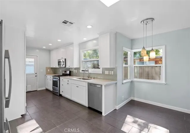 Photo 4 of Sale Pending at 18942 Arminta St, Reseda, CA 91335 | MLS# SR26194557 | Listing updated on 2026-10-05