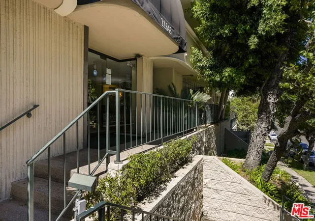 Listing Photo 3 - Condo for sale in building located at 11645 Montana Ave, Brentwood, CA 90049 - Unit #222