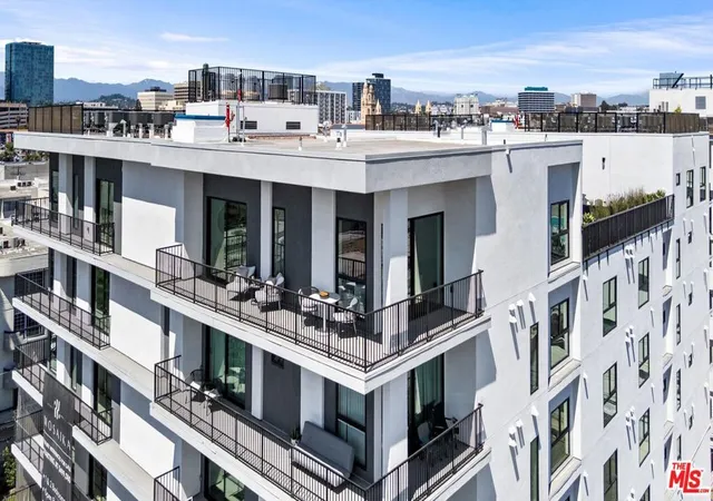 Photo 3 of Sale Pending at 904 S New Hampshire Ave #302, Los Angeles, CA 90006 | MLS# 26982485 | Listing updated on 2026-09-24