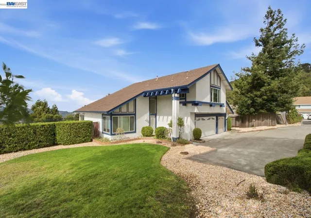Photo 2 of Single family home for sale at 3814 Painted Pony Rd, El Sobrante, CA 94803 | MLS# 41147289 | Listing updated on 2026-10-06