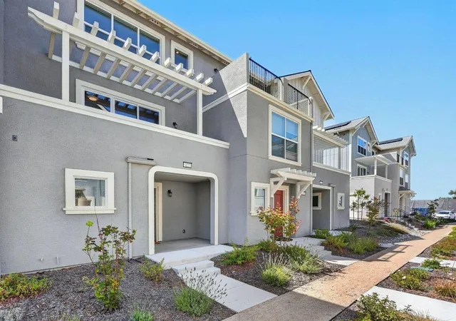 Photo 2 of Townhouse for sale at 122 Skyline Vista Way, Watsonville, CA 95076 | MLS# ML82054098 | Listing updated on 2026-10-12