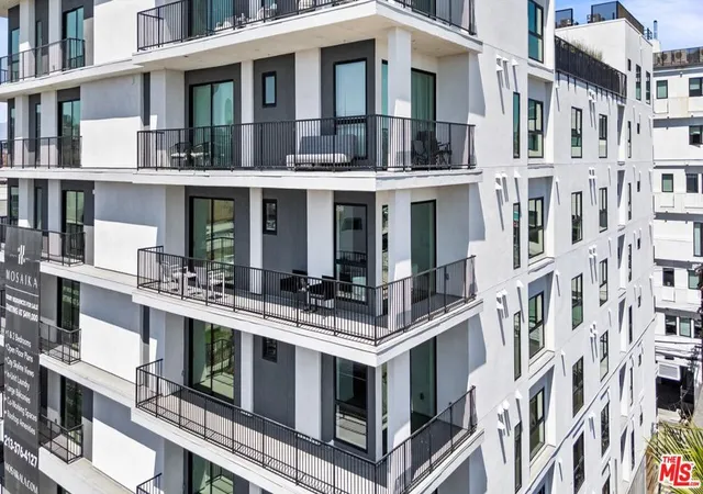 Photo 3 of Sale Pending at 904 S New Hampshire Ave #303, Los Angeles, CA 90006 | MLS# 26984563 | Listing updated on 2026-09-24